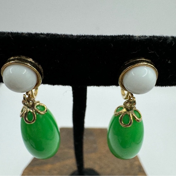 Avon vintage 1980s gold tone jade green and white acrylic clip on drop earrings - Picture 6 of 7